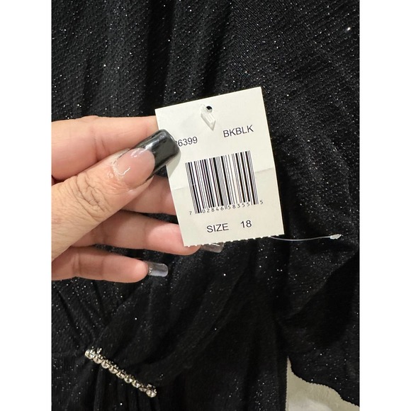 Elegant Black Mini Dress with Subtle Sparkle - Picture 5 of 12